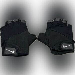Nike Elemental Lightweight Women’s Workout Gloves